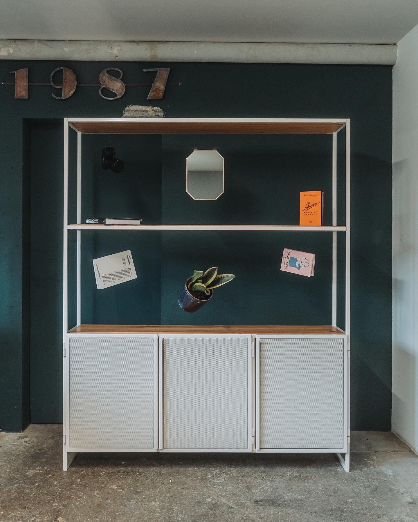 Regal Cremeweiss ab 3300 CHF