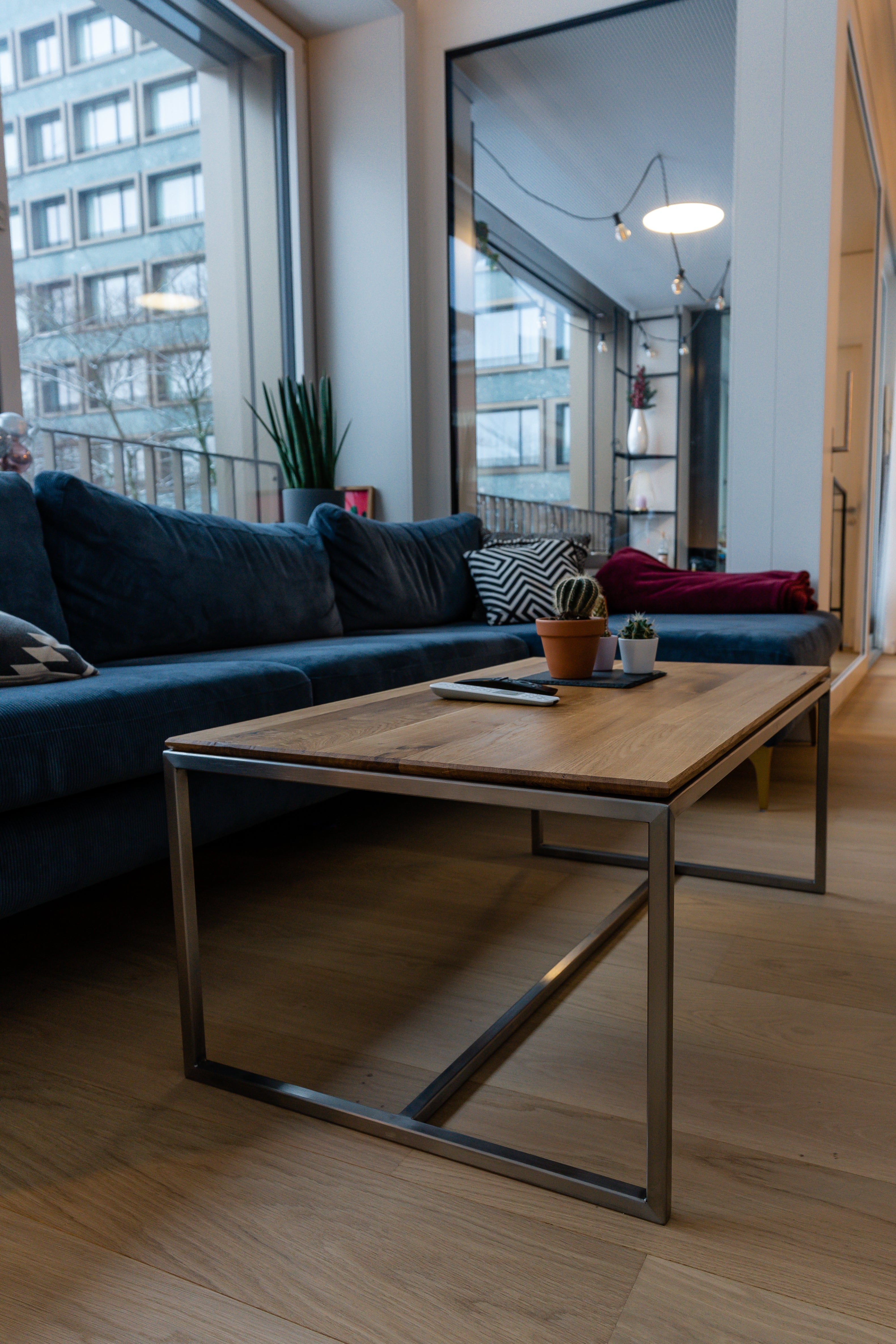 Couchtisch nach Mass aus geschliffenem Chromstahl und einer Eichenholzplatte